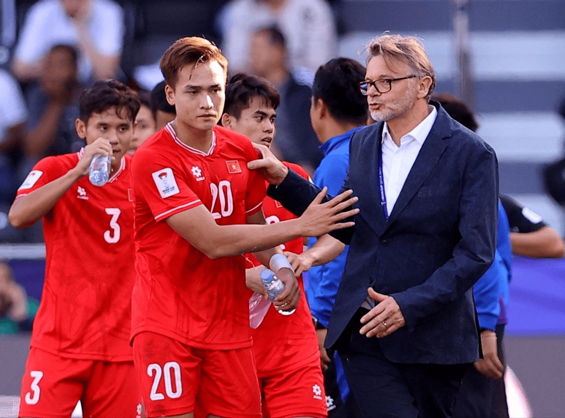 包含巴塞罗那训练开放日；清晨复出首秀引欢呼；中超在即；年轻球员得到机会的词条九游网站